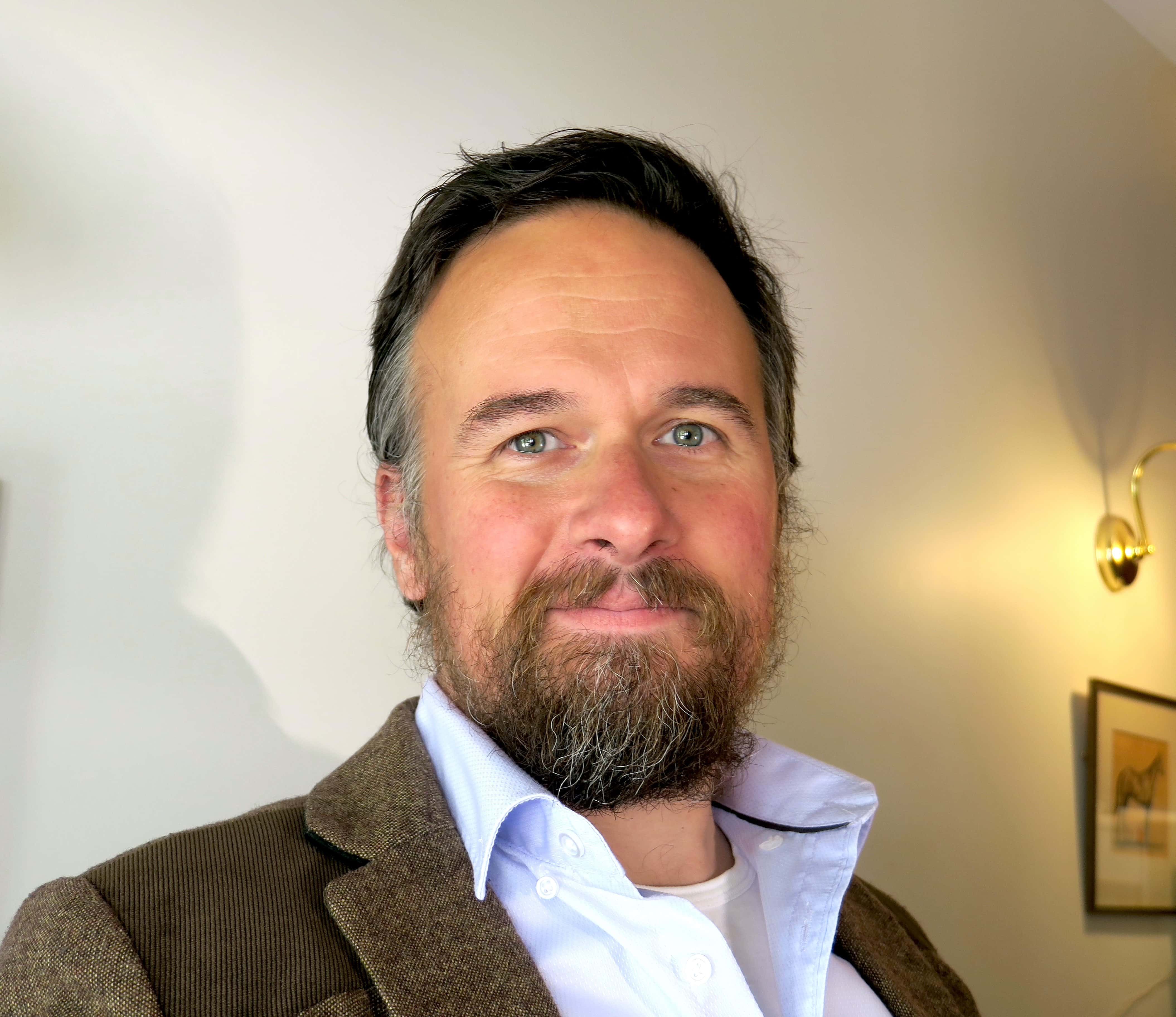 A head and shoulders photo of Thomas Sluiter. He has dark hair and a beard.